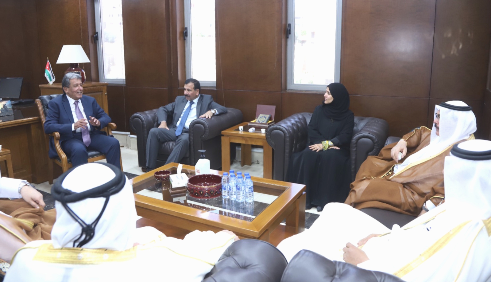 وفد مجلس الشورى برئاسة نائب رئيس المجلس يجتمع مع وزير الشؤون السياسية والبرلمانية الأردني