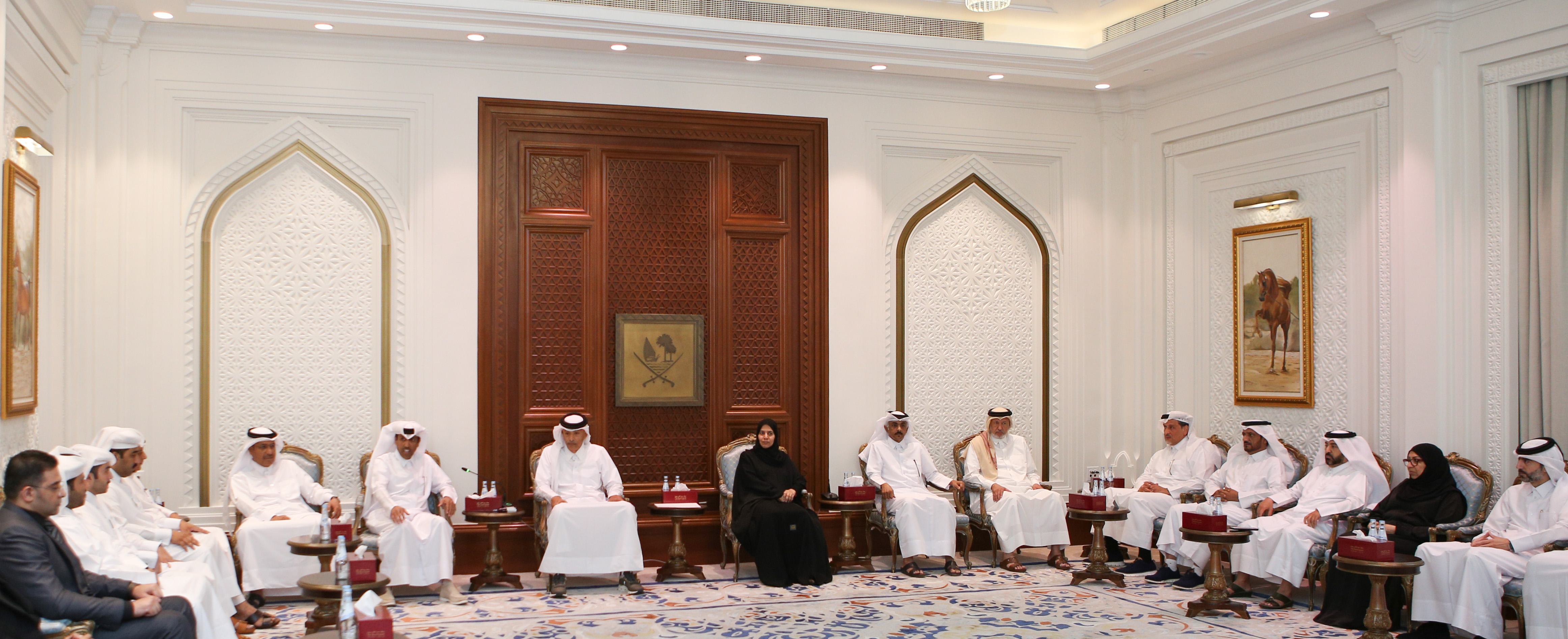 رئيس مجلس الشورى يكرم عددًا من الموظفين المتميزين بالمجلس