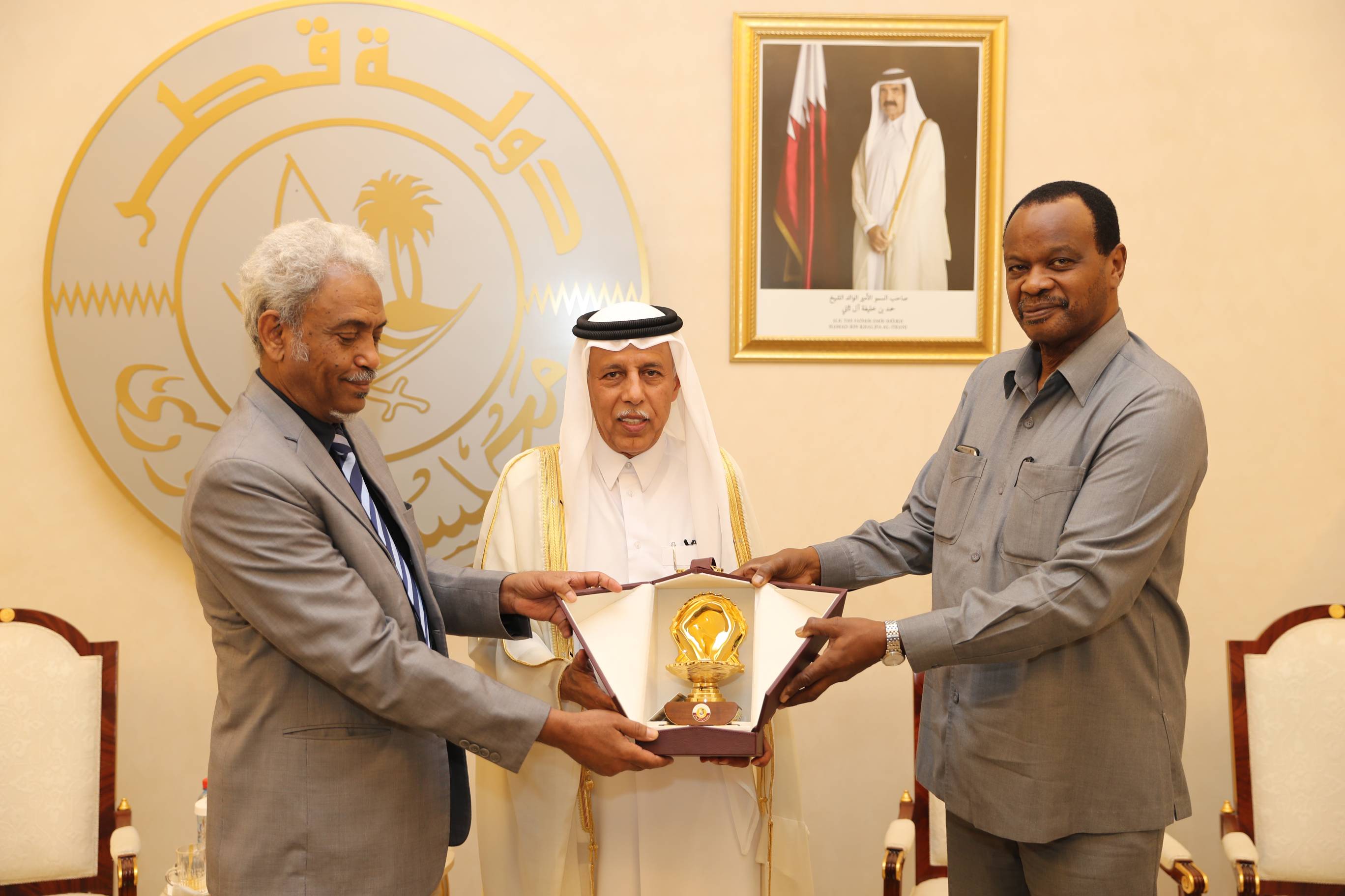 رئيس مجلس الشورى يجتمع مع مسؤول سوداني