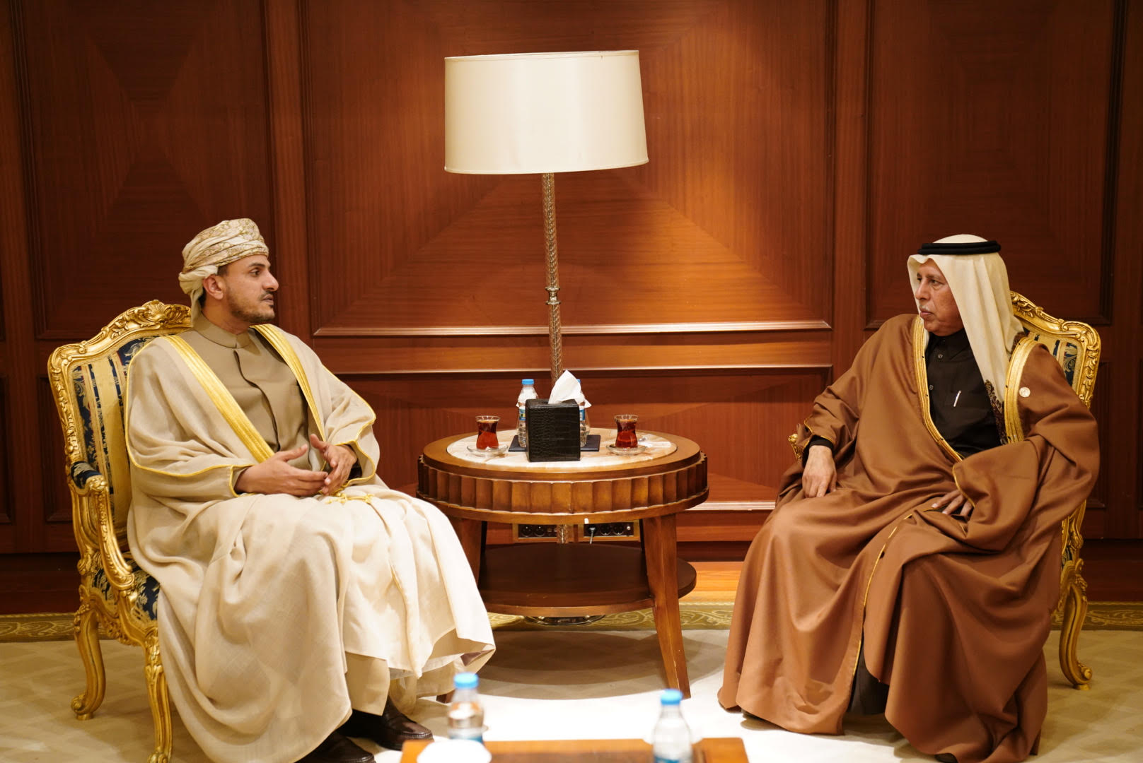 رئيس مجلس الشورى يجتمع مع نائب رئيس مجلس الشورى العماني