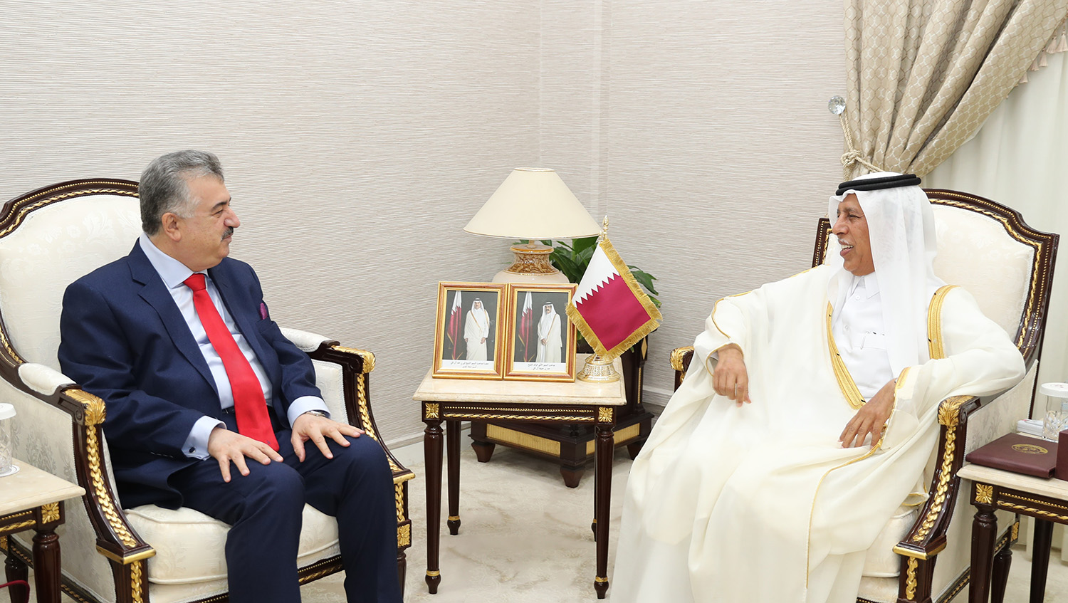 رئيس مجلس الشورى يجتمع مع سفير جمهورية العراق لدى الدولة
