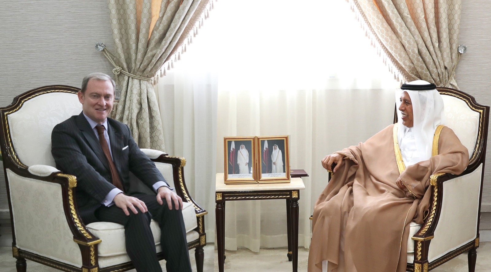 رئيس مجلس الشورى يجتمع مع سفير الجمهورية الفرنسية