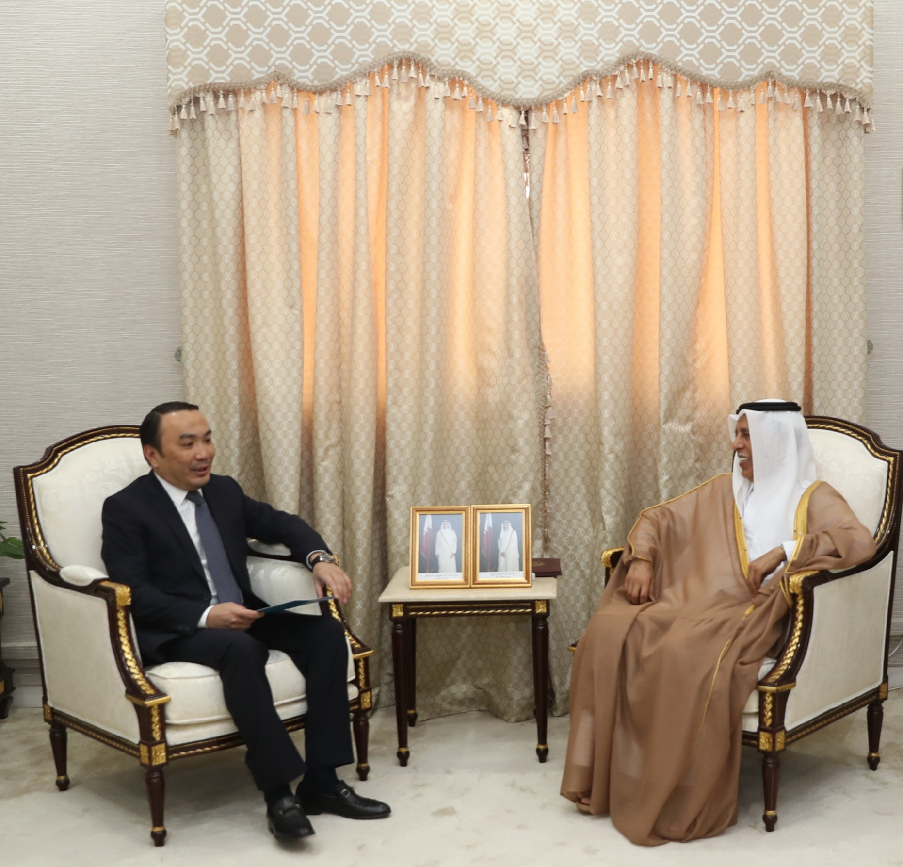 رئيس مجلس الشورى يجتمع مع سفير جمهورية كازاخستان 