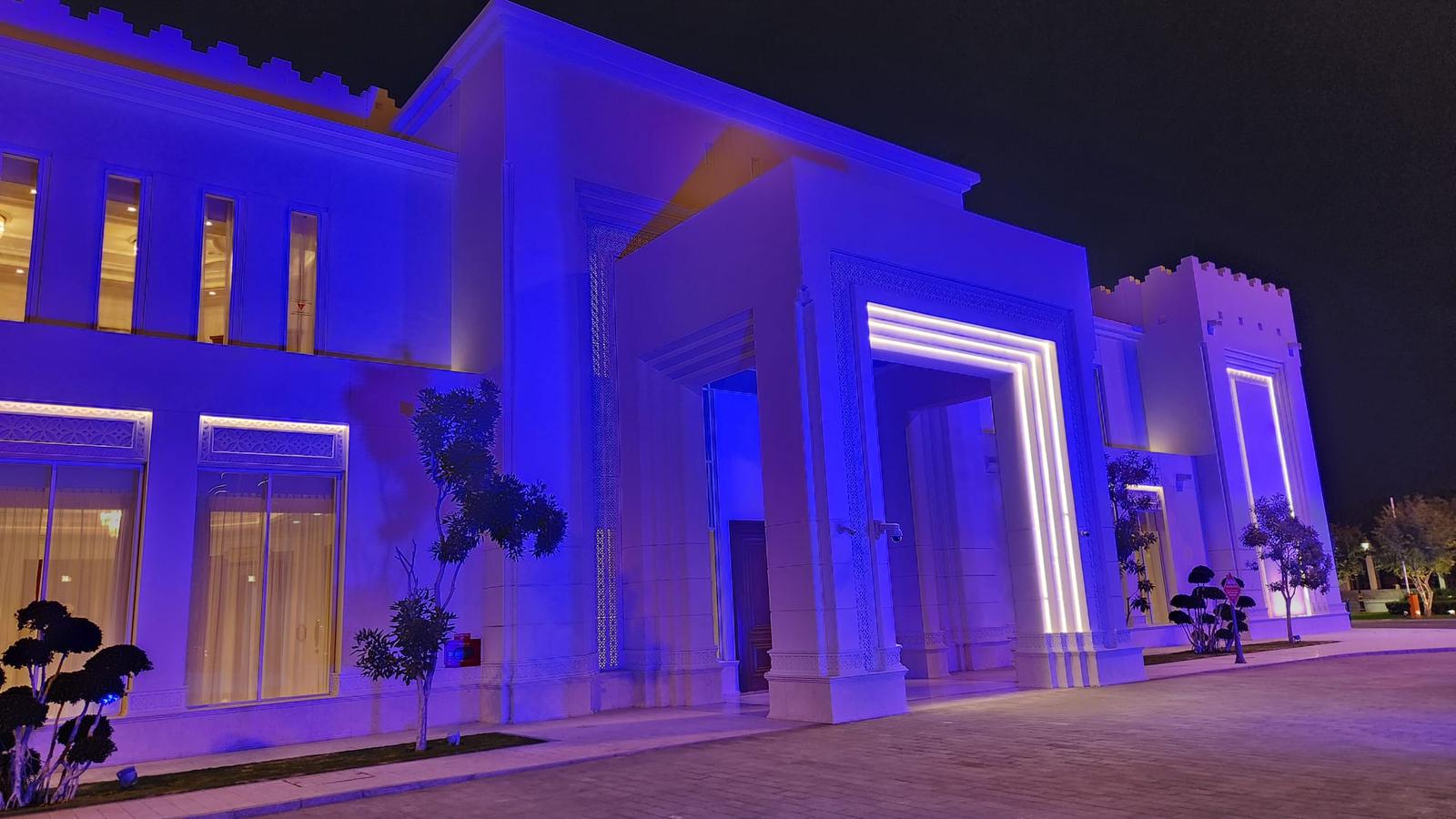 مجلس الشوى يضيئ مبناه باللون الأزرق تضمانًا مع حملة التوعية بمرض التوحد